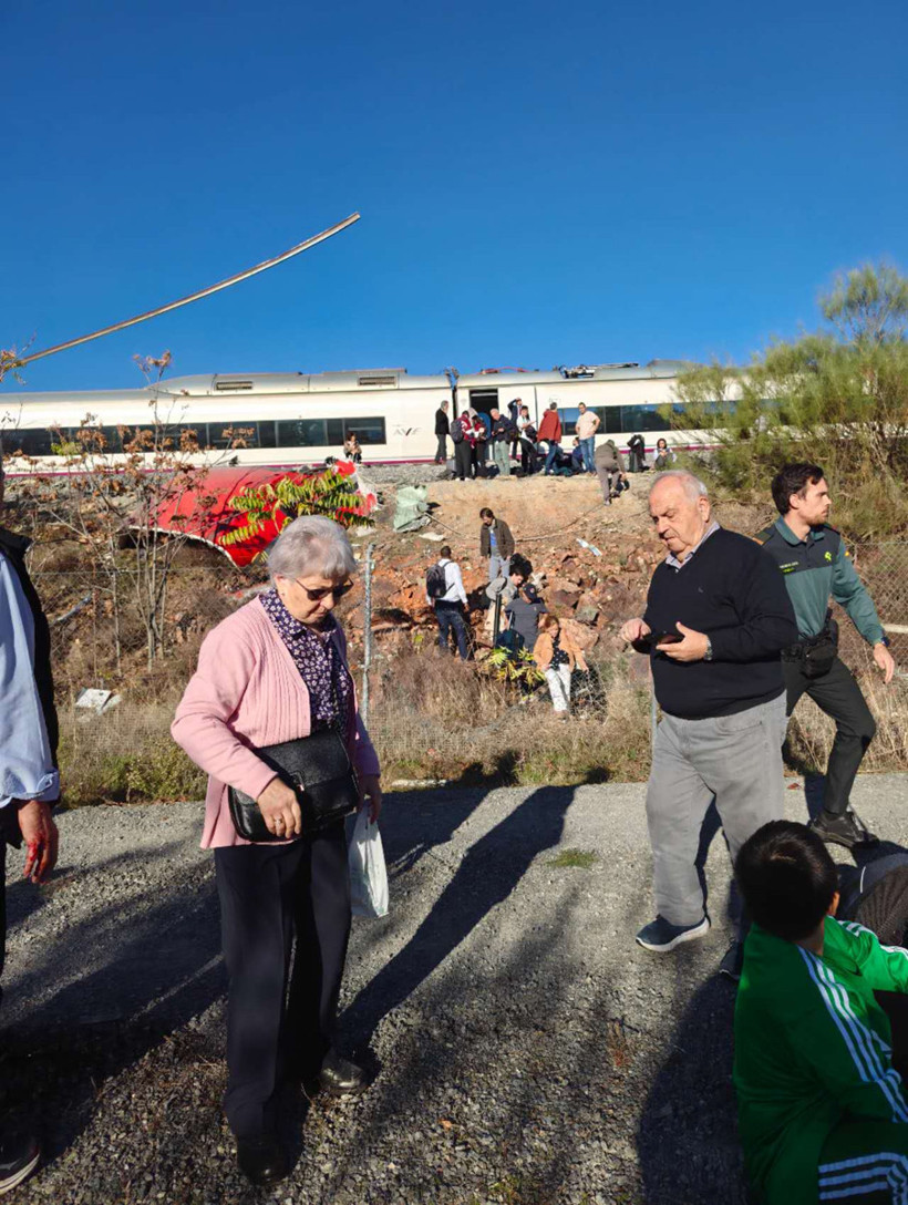 İspanya'da Tren Katliamı: Can Kaybı 68'e Yükseldi, Enkazda Köpeklerle Ceset Aranıyor - Resim : 3