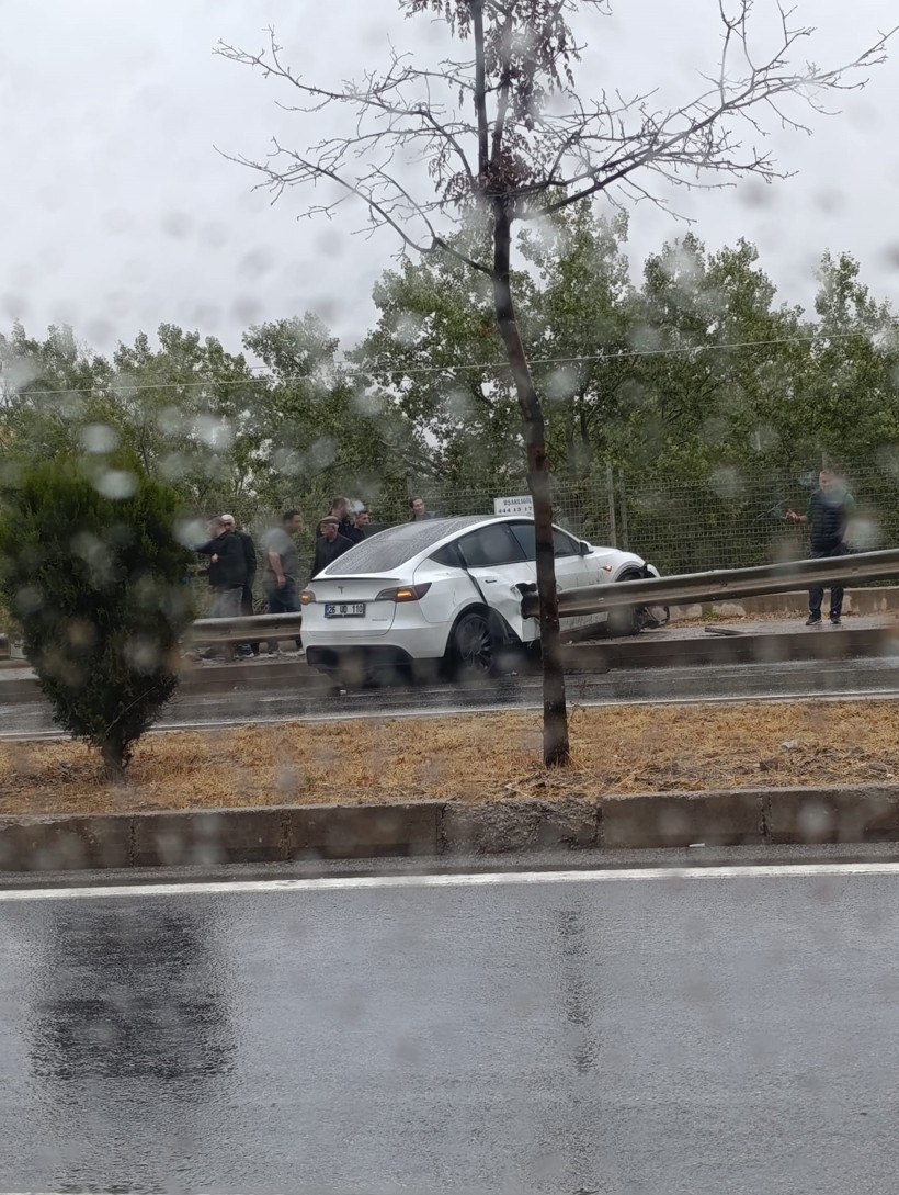 Eskişehir'de Tesla Islak Zeminde Kontrolden Çıktı, Bariyere Saplandı - Resim : 1