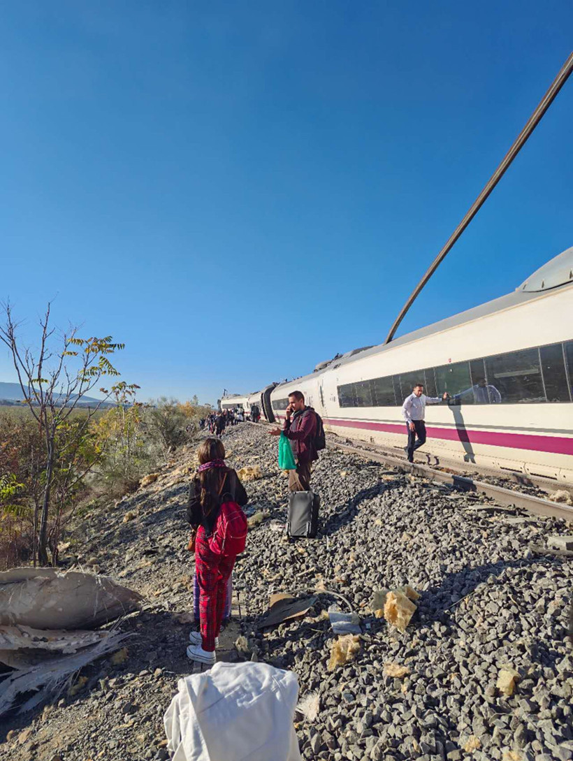 İspanya'da Tren Katliamı: Can Kaybı 68'e Yükseldi, Enkazda Köpeklerle Ceset Aranıyor - Resim : 4