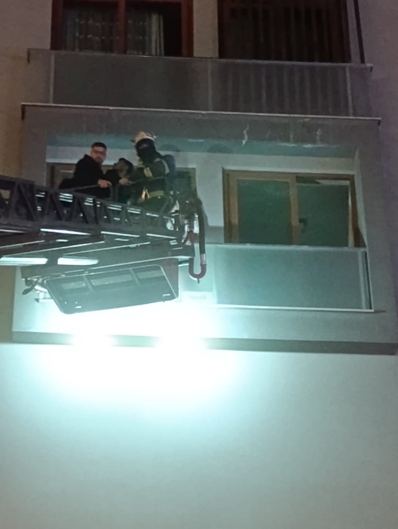 Denizli'de 7 Katlı Rezidansta Yangın! Mahsur Kalan 11 Kişi Balkonlardan Kurtarıldı - Resim : 1