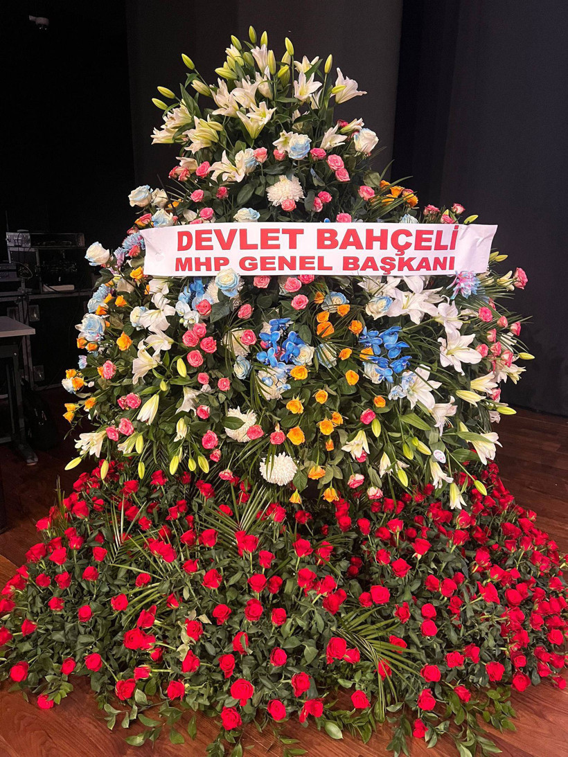 Bahçeli'den AKP'ye Anlamlı Hediye: 1071 Kırmızı, 24 Mavi Gül Gönderdi - Resim : 1
