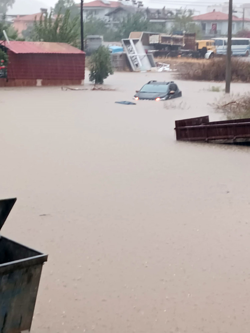 Muğla'nın 5 İlçesinde Çifte Alarm! Hem Sağanak Hem Fırtına Vurdu... Araçlar Mahsur Kaldı, Mezarlar Sular Altında Kaldı, Tekneler Kıyıya Vurdu - Resim : 3