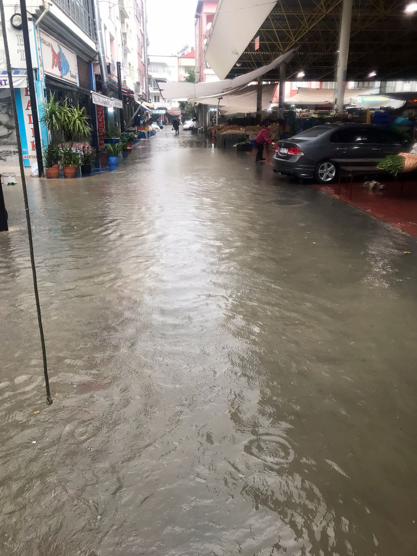 Muğla'nın 5 İlçesinde Çifte Alarm! Hem Sağanak Hem Fırtına Vurdu... Araçlar Mahsur Kaldı, Mezarlar Sular Altında Kaldı, Tekneler Kıyıya Vurdu - Resim : 4