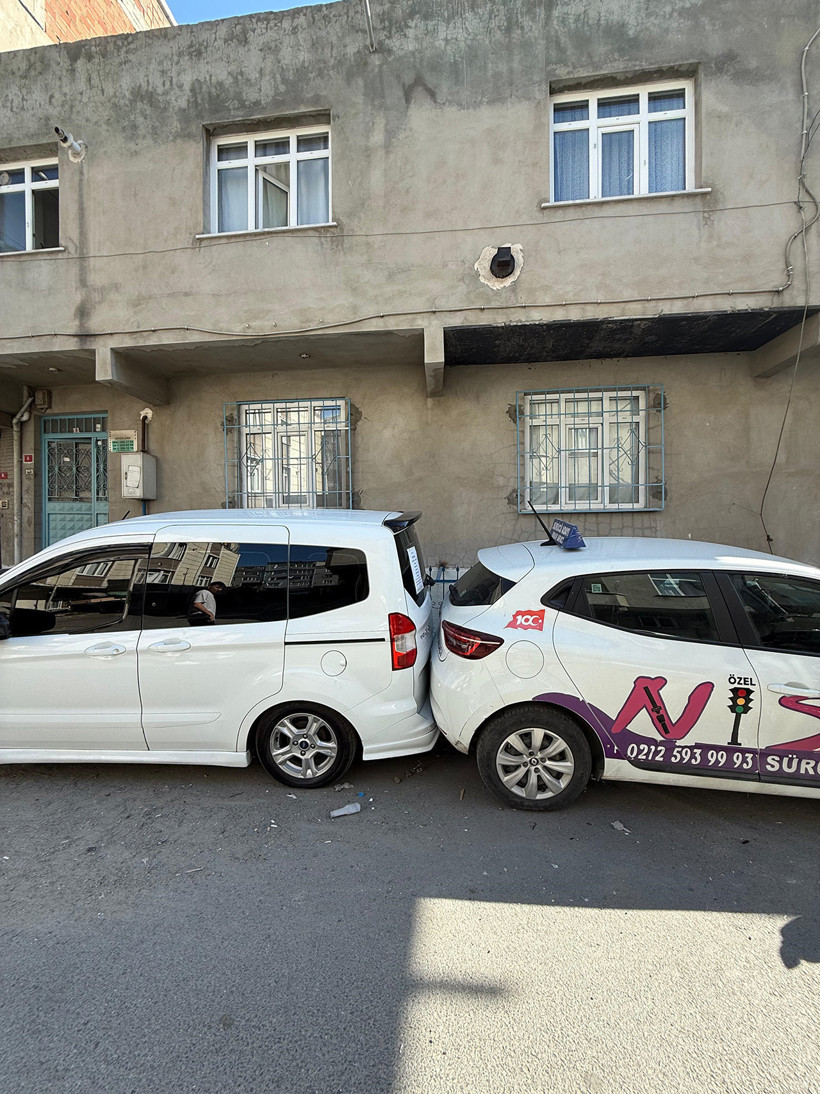 Avcılar’da Kamyonet Sürücüsü Otomobile Çarpıp Kaçtı: Kaza Anı Kamerada - Resim : 1