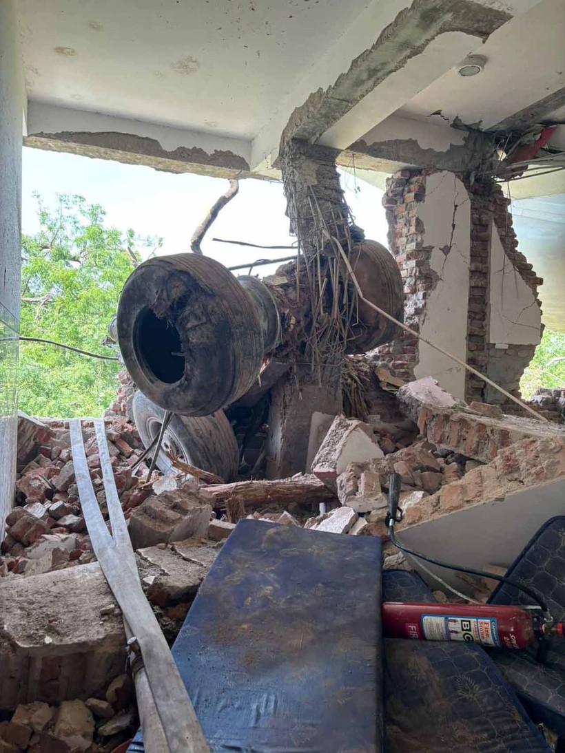 Hindistan'da Uçak Düştü! İçinde 242 Yolcu Vardı - Resim : 4