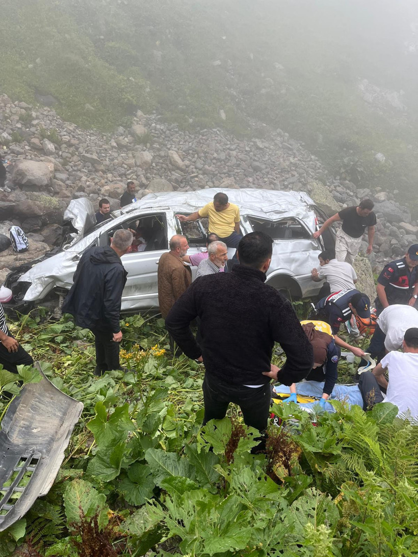 Turistler Trabzon'da Felaketi Yaşadı! Metrelerce Uçurumdan Yuvarlandılar, Ölü ve Yaralılar Var - Resim : 1
