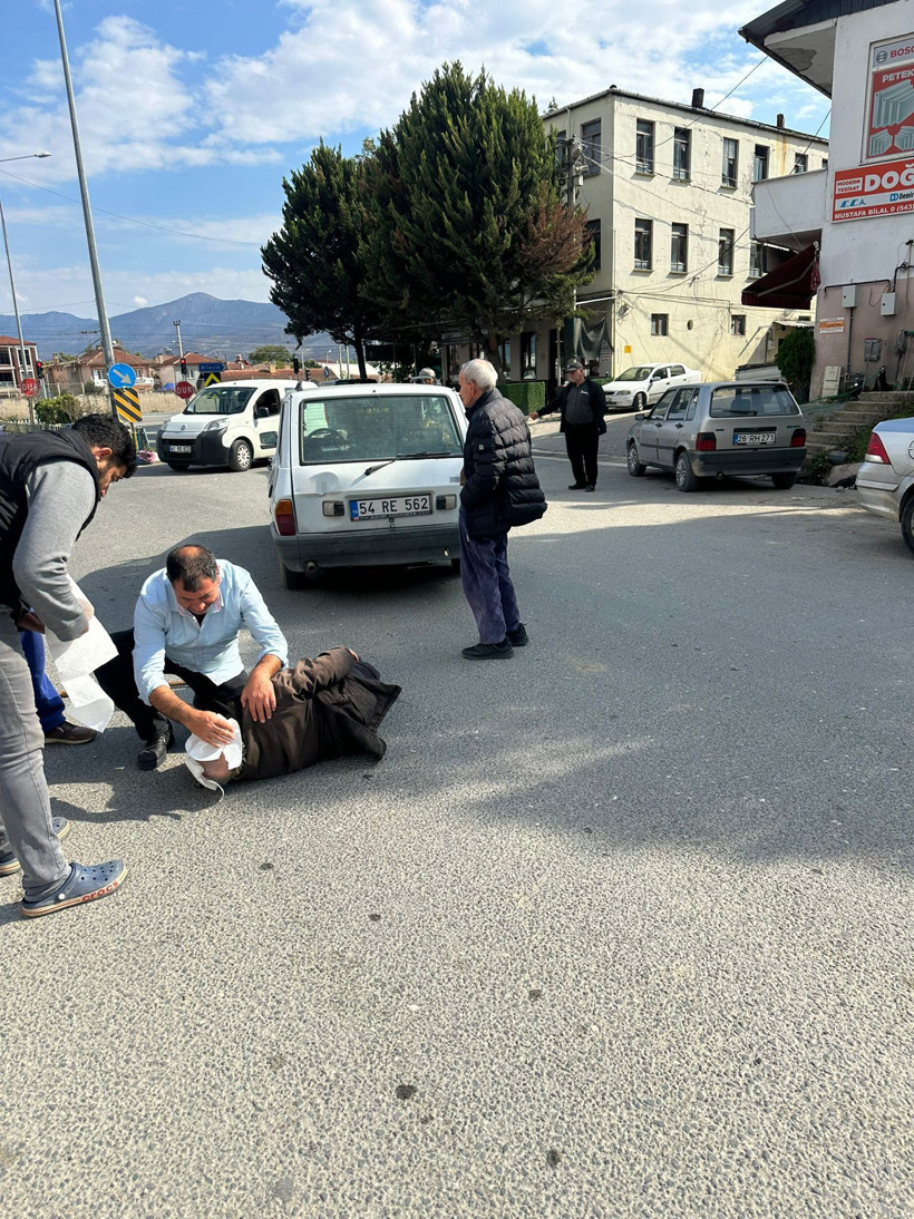 Sakarya’da Korku Dolu Anlar! Geri Manevra Yapan Otomobil, Yaşlı Adama Çarptı - Resim : 2