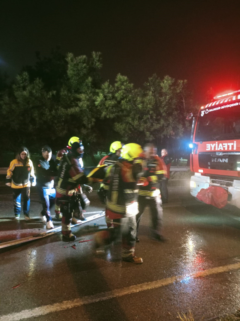 Balıkesir'de Yolcu Otobüsü Devrildi: Ölü ve Çok Sayıda Yaralı Var - Resim : 2