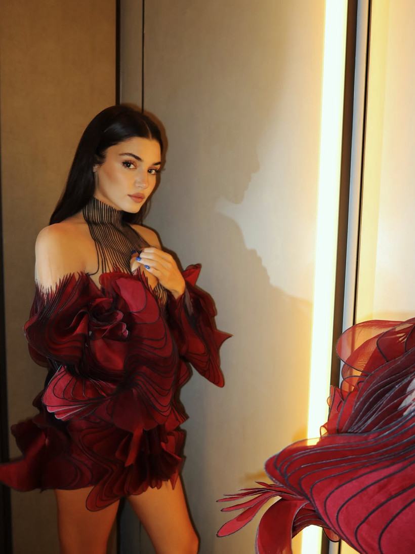 Hande Erçel Paris'te Göz Kamaştırdı! Sıra Dışı Elbisesiyle Dikkatleri Üzerine Çekti - Resim : 2