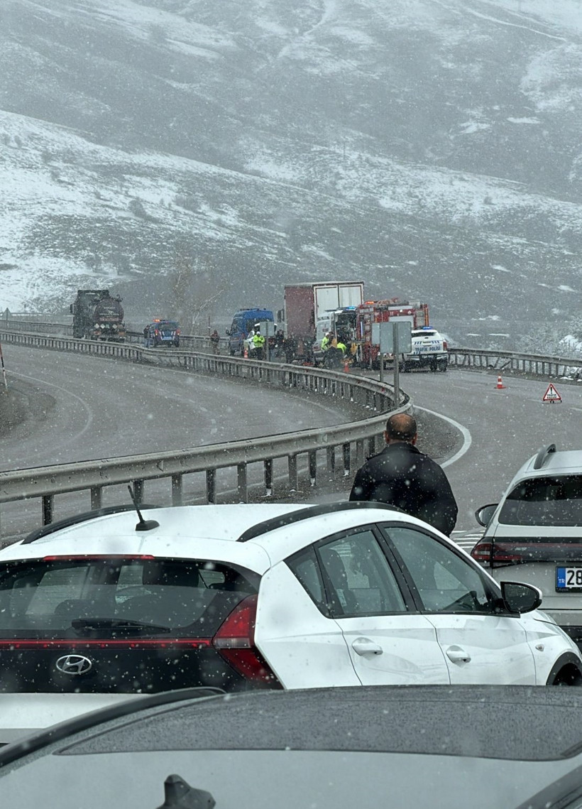 Erzurum'da Zincirleme Facia: 2 Yolcu Otobüsü, 2 Tır... - Resim : 2