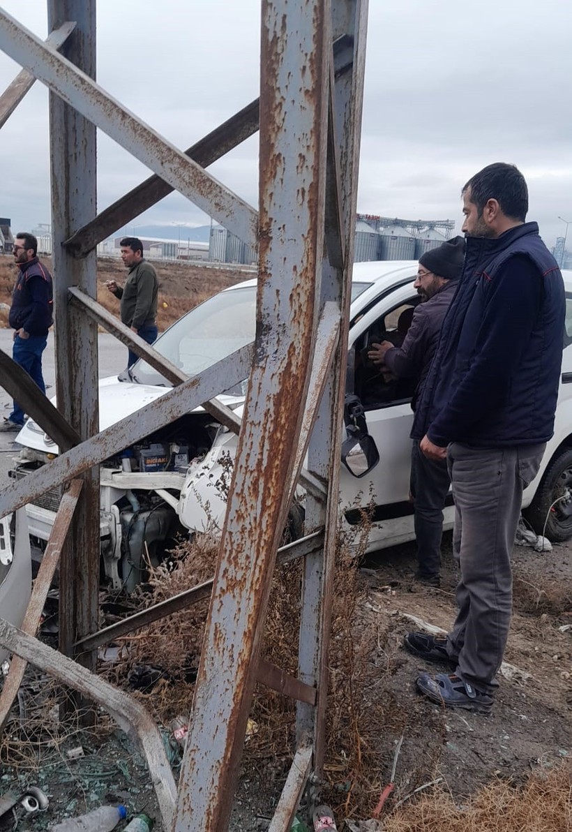 Konya'da Korkunç Kaza: 1'i 7 Aylık Bebek 4 Kişi Yaralı - Resim : 1