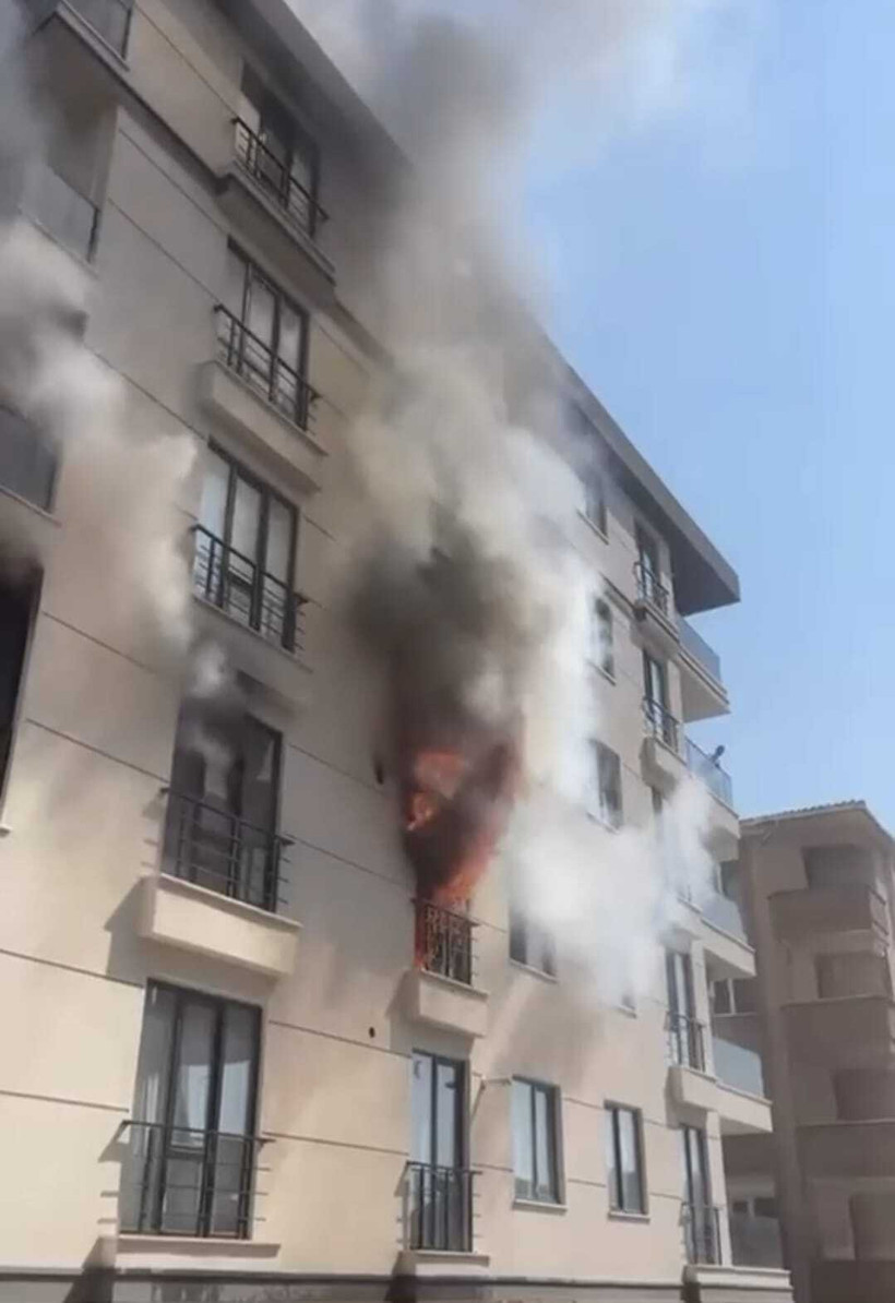 Avcılar'da 5 Katlı Binada Korku Dolu Anlar! Yangından Kaçmak İçin Camdan Atladılar - Resim : 3