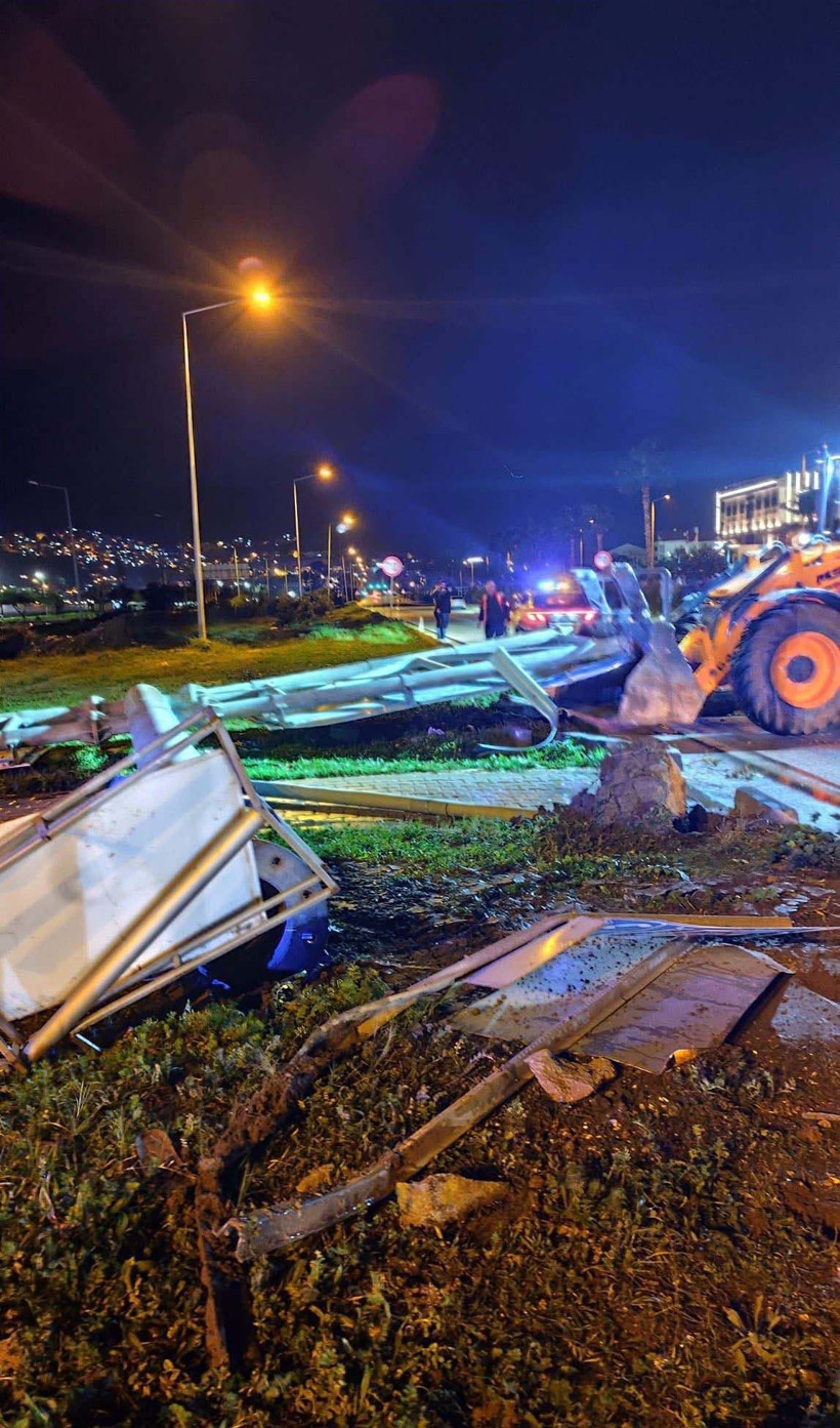 Antalya'da Hortum, Sel, Fırtına! Taş Üstünde Taş Kalmadı, Seralar Yerle Bir Oldu, Tekneler Parçalandı - Resim: 11