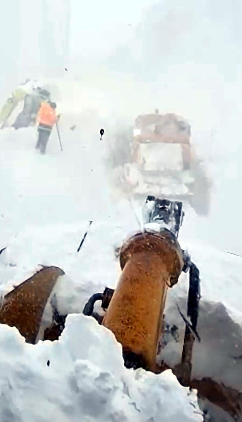 Sahara Geçidi’nde Çığ Felaketi: İş Makineleri Kar Altında Kaldı - Resim : 2