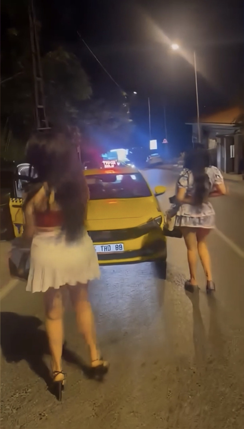 Takside Kumpas Kamerada: 'Bizi Affet' Diyerek Öpmeye Çalıştılar - Resim : 1