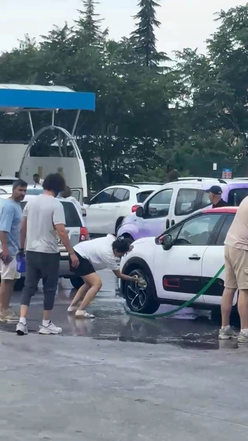 Afyonkarahisar'da Bu Yoldan Geçen Araçlar Mora Boyandı, Vatandaş Çileden Çıktı! Sebebi ise Endişeye Yol Açtı - Resim : 2
