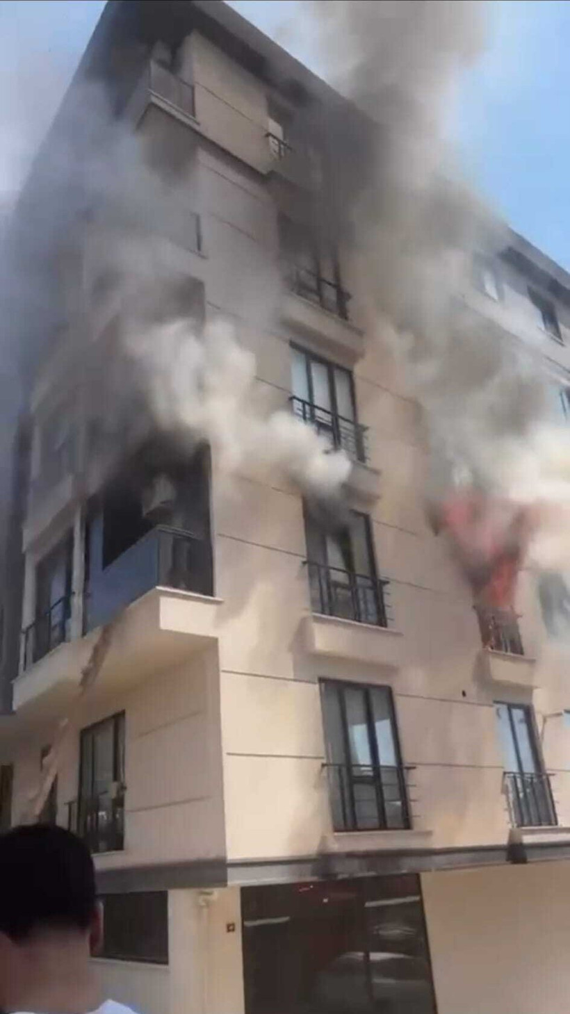 Avcılar'da 5 Katlı Binada Korku Dolu Anlar! Yangından Kaçmak İçin Camdan Atladılar - Resim : 5