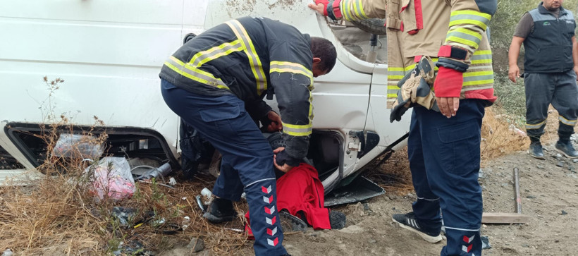 Hatay’da Ters Dönen Minibüste Nefes Kesen Kurtarma Operasyonu! Saniyelerle Yarıştılar - Resim : 2