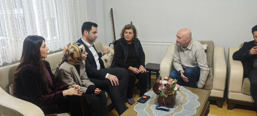 Şüpheli Bir Şekilde Hayatını Kaybetmişti: CHP'li İsimler Burak Oğraş'ın Ailesini Ziyaret Etti - Resim : 1