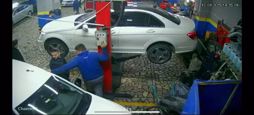 2 Metre Yüksekten Düşen Otomobilin Altında Kaldı: Korkunç Kazada İhmal İddiası - Resim : 1