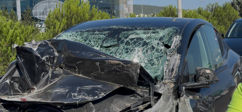 Sultanbeyli'de Milyonluk Kaza! Tıra Arkadan Çarpan Tesla Hurdaya Döndü - Resim : 1