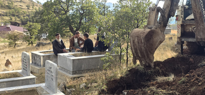 Hayattayken Kendilerine Mezar Kazdırdılar: 'Ölünce Kimseye Zahmet Vermek İstemiyoruz' - Resim : 2