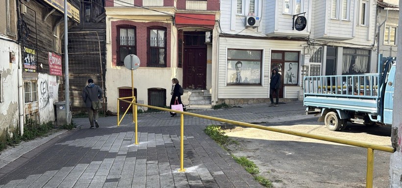 'Tapulu Arazim' Dedi, Bariyer Çekip Yolu Kesti - Resim : 1
