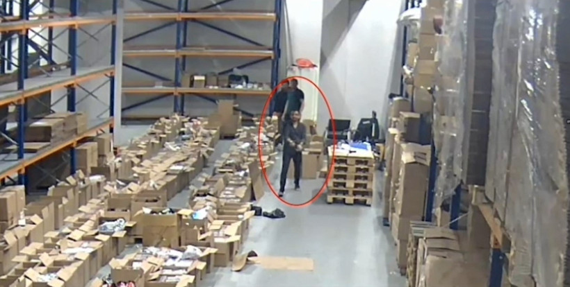 İstanbul Havalimanı'nda Skandal Görüntüler: Gümrükten Ürün Çalıp Satan 4 Memur Yakalandı - Resim : 2