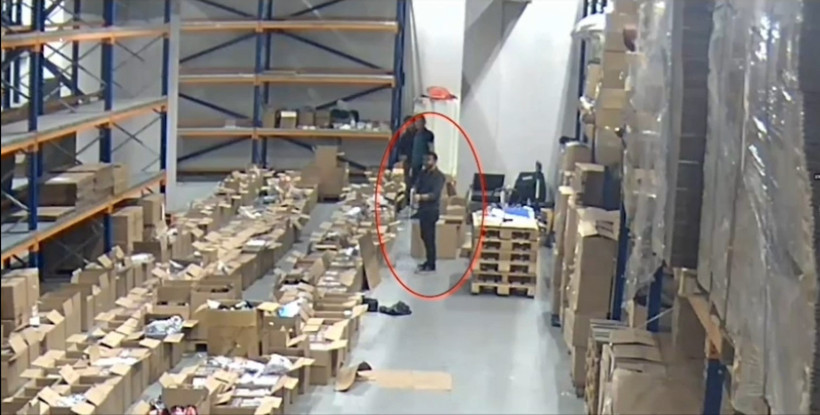 İstanbul Havalimanı'nda Skandal Görüntüler: Gümrükten Ürün Çalıp Satan 4 Memur Yakalandı - Resim : 1