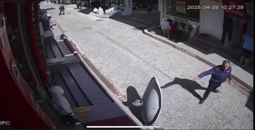 Sokakta Yürürken Üzerine Dev Anten Düştü! Yürekler Ağza Geldi - Resim : 1