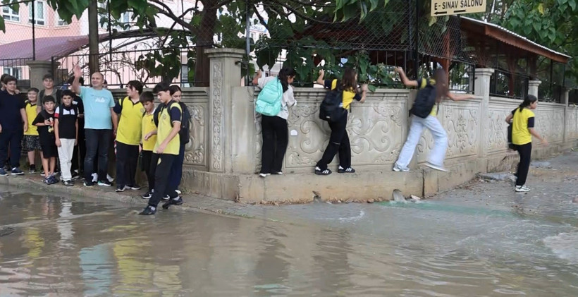 Adana ve Osmaniye’de Çifte Felaket! Sadece 10 Dakika Yetti... Çatılar Uçtu, Depolar Savruldu, Araçlar Yolda Kaldı - Resim : 5
