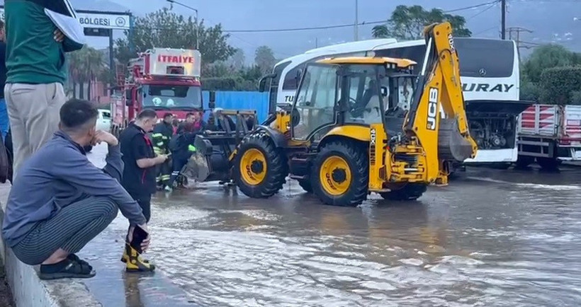 Hatay’da Çifte Felaket! Sel Vurdu, Hortum Panik Yarattı, 1 İlçede Eğitim Durdu, Arabalar Suya Gömüldü - Resim : 1