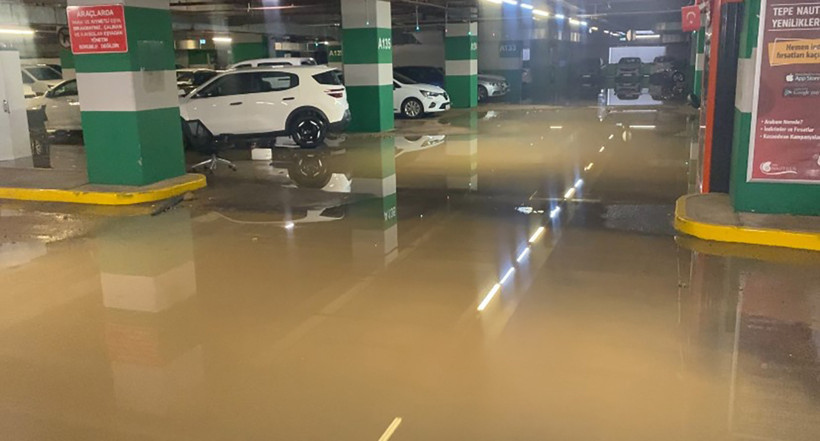 Kadıköy’de Kazı Çalışması Felakete Döndü: AVM Otoparkı Göle Döndü - Resim : 2