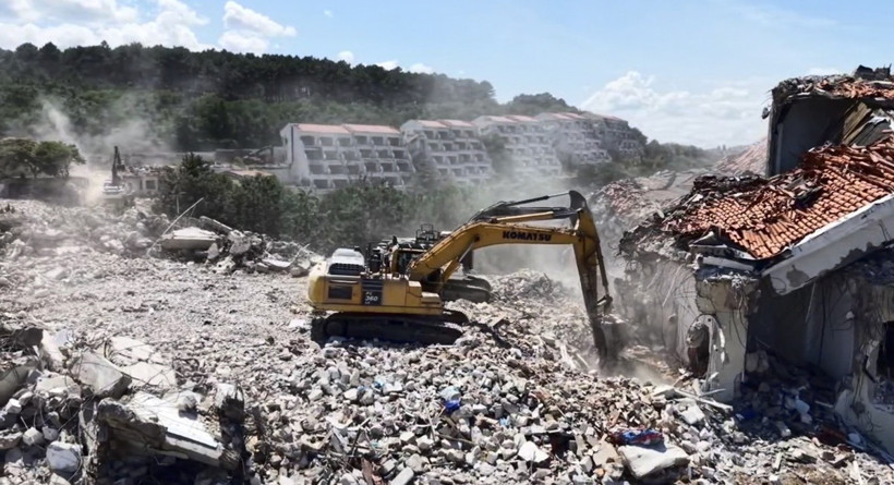 Riva'da Talan Edilen 186 Odalı Otelde 9 Yıl Sonra Yıkım Başladı: Milli Takım Kampı Tarihe Karışıyor - Resim : 4