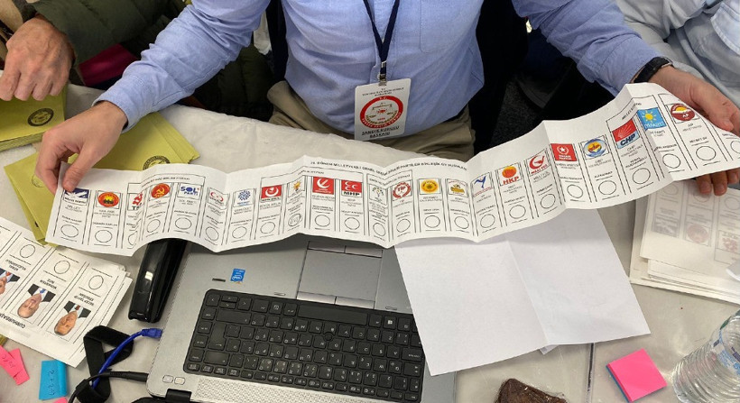 Yurt dışı sandıklarından neler oluyor? '720'lik açılmamış oy pusulalarında bir partinin mührü vurulmuş pusulalar çıkmış' - Resim : 3