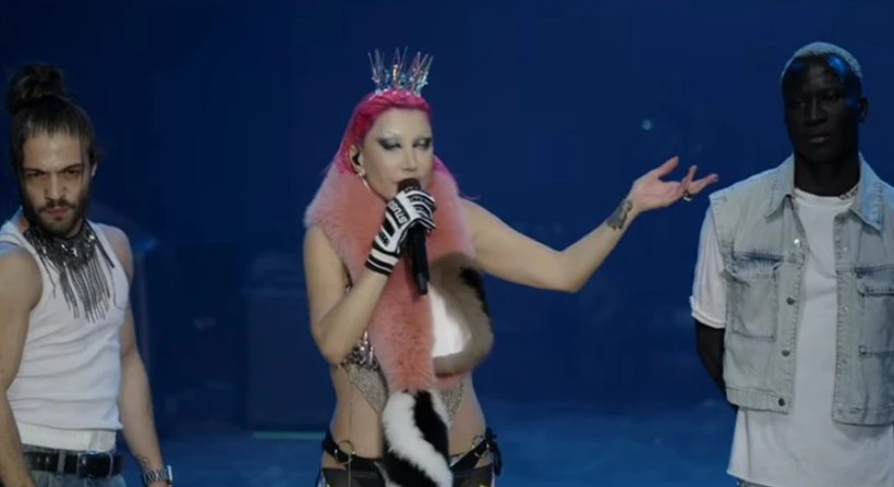 İktidara Yakın Yeni Şafak'tan Hande Yener'e Sansür! Hem Hedef Aldı Hem Blurladı - Resim : 1