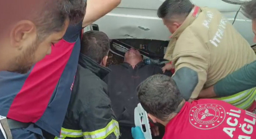 Hatay’da Ters Dönen Minibüste Nefes Kesen Kurtarma Operasyonu! Saniyelerle Yarıştılar - Resim : 1