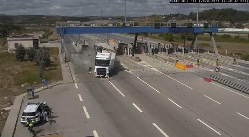 Kuzey Marmara Otoyolu'nda Facia Anları!Tır, Jandarmayı Uçurdu... Yaralılar Var, Görüntüler Ortaya Çıktı - Resim : 1