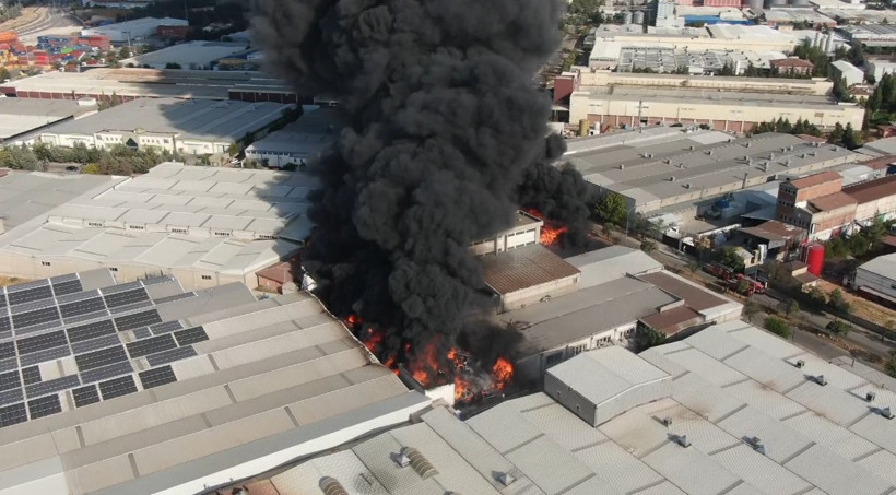 Gaziantep'te Geri Dönüşüm Fabrikasında Korkutan Yangın: Alevler Halı Fabrikasına da Sıçradı - Resim : 1