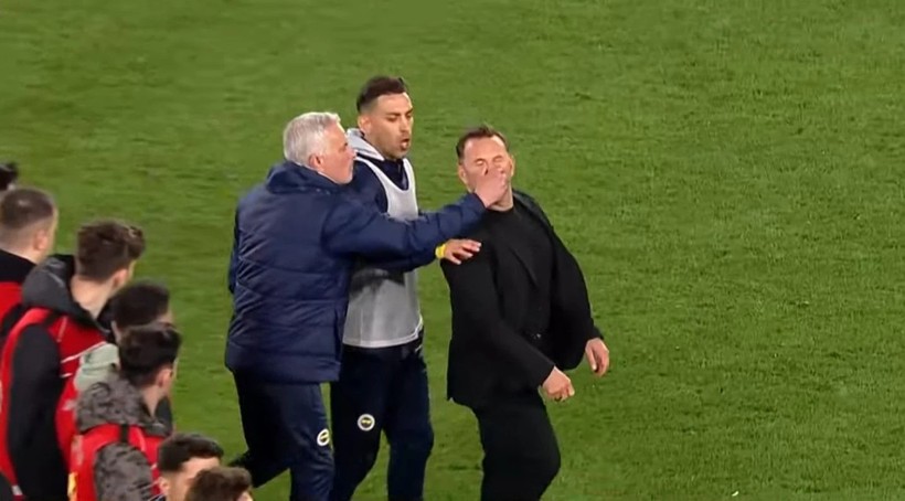 Mourinho'nun Okan Buruk'a Yaptığı Hareket Dünyayı Salladı: Aklını Kaybetti - Resim : 1