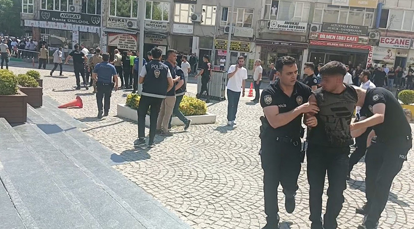 Bursa Adliyesi Önünde Meydan Savaşı! Bir Polis Dahil 3 Yaralı, 5 Gözaltı - Resim : 2