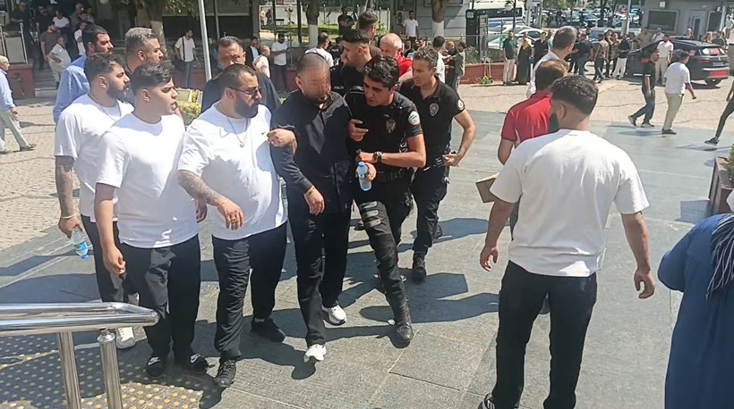 Bursa Adliyesi Önünde Meydan Savaşı! Bir Polis Dahil 3 Yaralı, 5 Gözaltı - Resim : 1