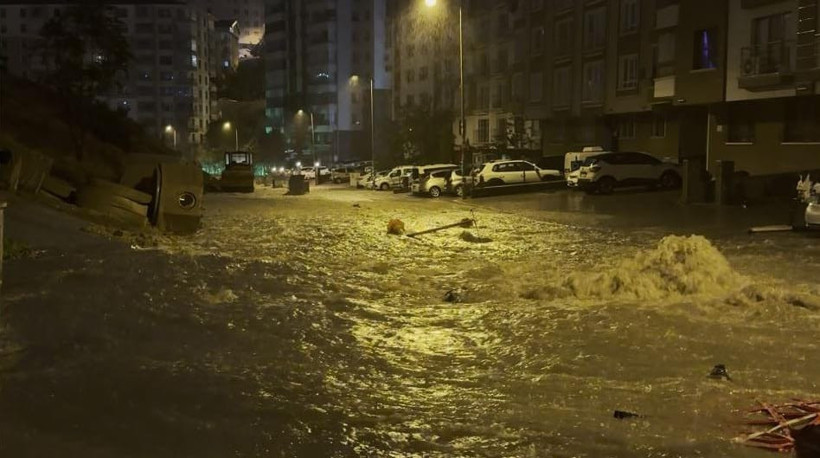 Sağanak Kabusu Gece Yarısı Vurdu! İstanbul ve Ankara'da Felaket: Evleri ve Alt Geçitleri Su Bastı, Yollar Çöktü, Araçlar Çukura Düştü - Resim : 12