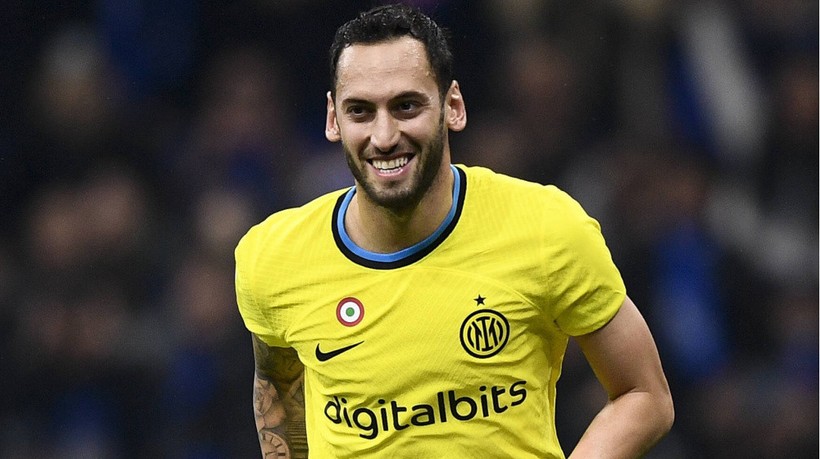 Hakan Çalhanoğlu UEFA Şampiyonlar Ligi'nde Bir ilki Başardı - Resim : 1