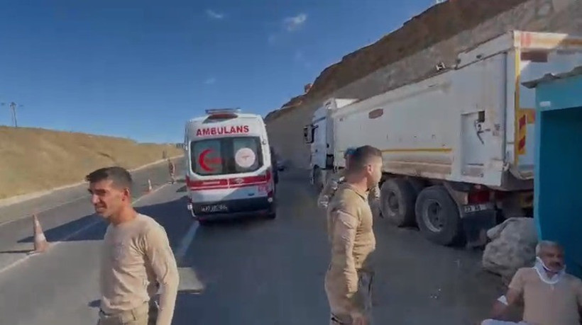 Elazığ'da Korkunç Kaza: Otomobil Durağa Daldı, 1'i Ağır 6 Yaralı - Resim : 1