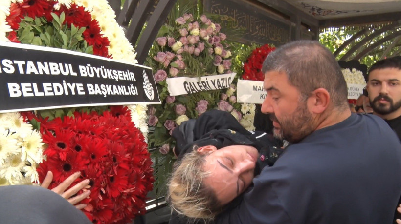 'Arabeskin Kraliçesi' Güllü'ye Acı Veda! Tabutu Başında Gözyaşları Sel Oldu - Resim : 3