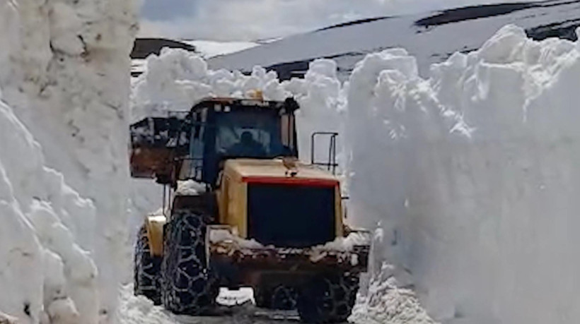 Nisan Ayında Sibirya Manzarası: İş Makineleri 4 Metrelik 'Beyaz Duvarlar' Arasında Kayboldu - Resim : 2