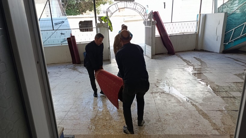 Hortum Çekip Suyu Açtılar, Camiyi Su Bastı! - Resim : 2