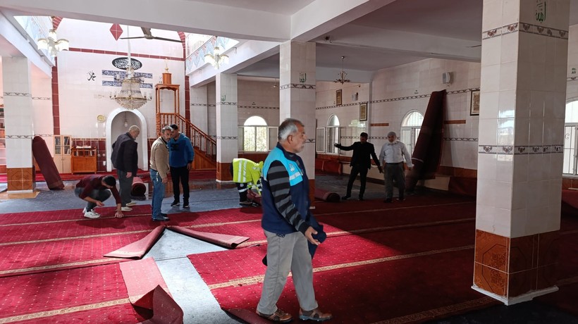 Hortum Çekip Suyu Açtılar, Camiyi Su Bastı! - Resim : 1