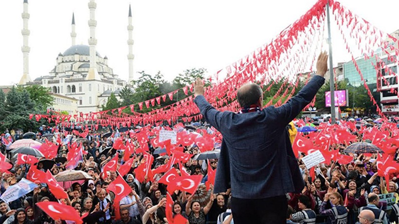 Yağmur çamur demeden İnce için sokağa döküldüler